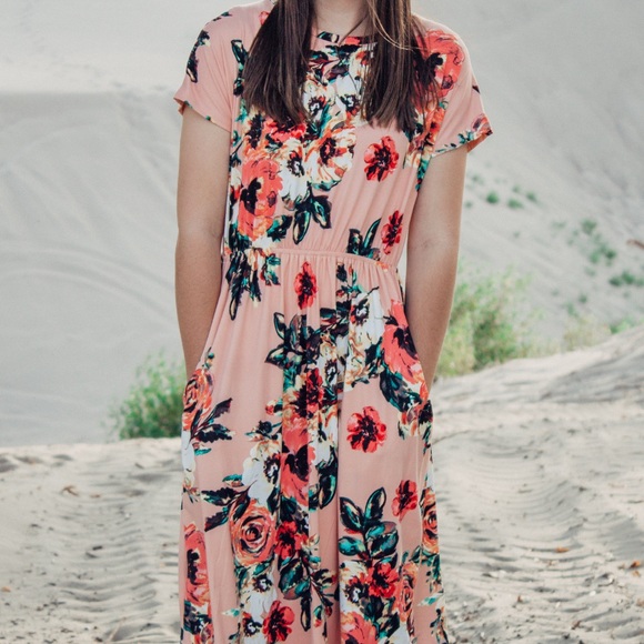 Dresses & Skirts - Blush floral short sleeve dress